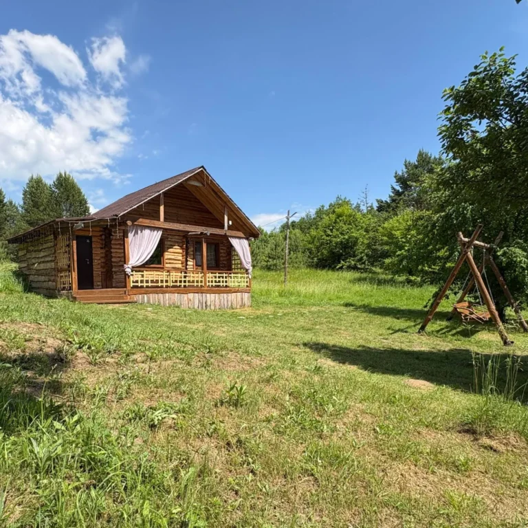 Фасад просторного деревянного домика номер 3 на территории отдыха Парк Чёшталей