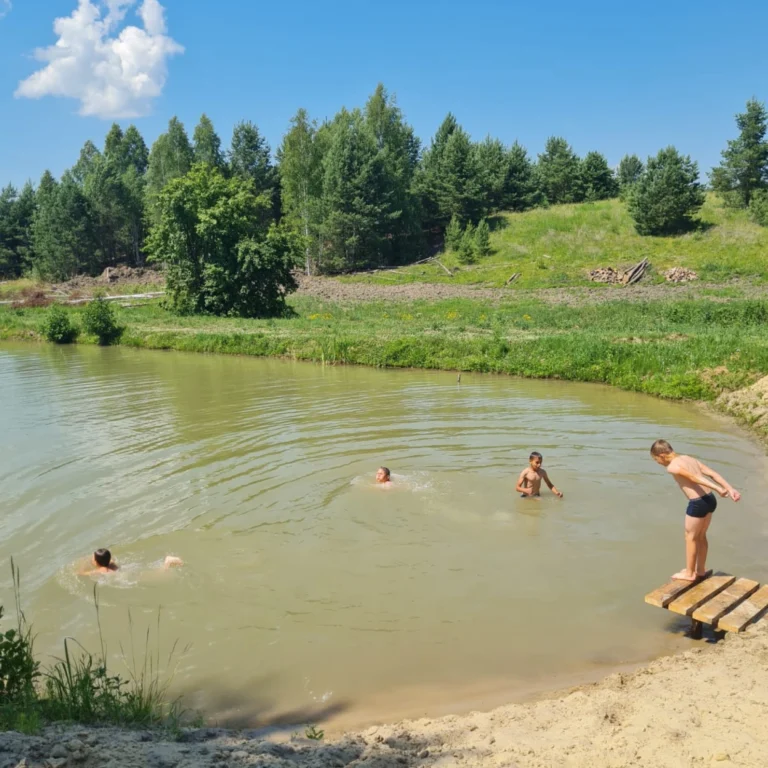 Песчаный пляж у водоема в Парке Чёшталей, летний отдых на природе